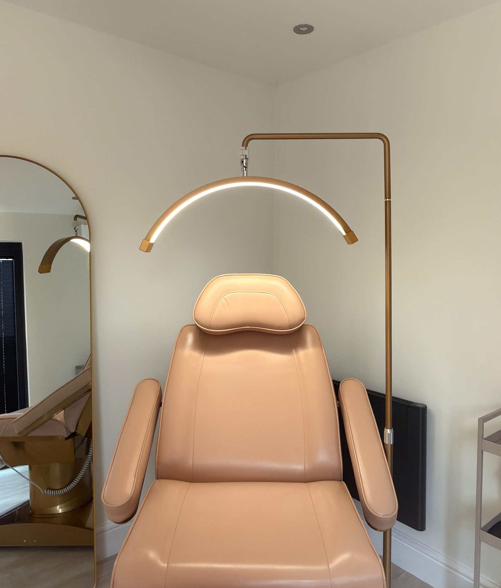 The treatment chair and illuminated lamp in Ember’s private clinic